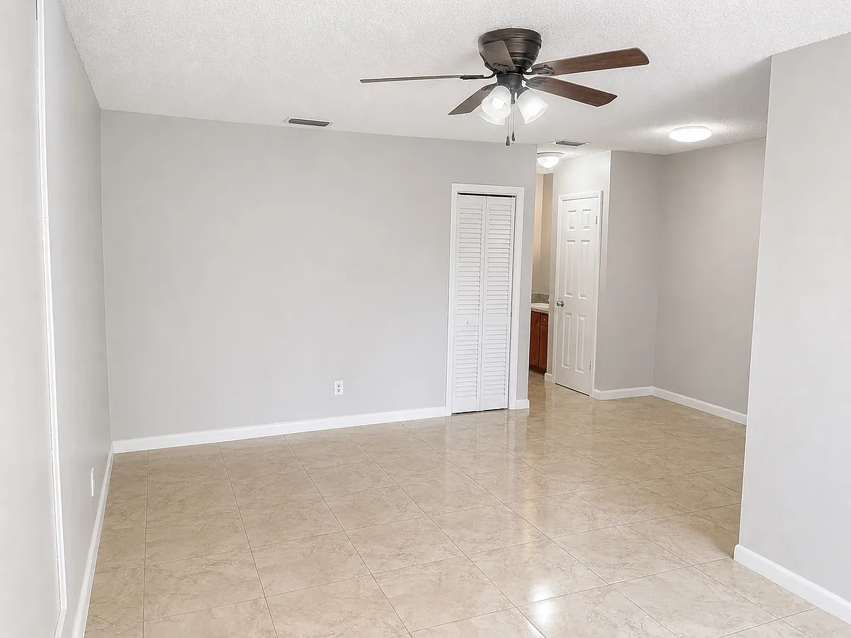 Living room - 716 SW 16th Ave #2