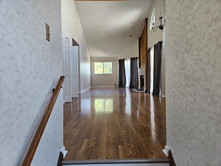 1132 Courtland Dr — Photo 3