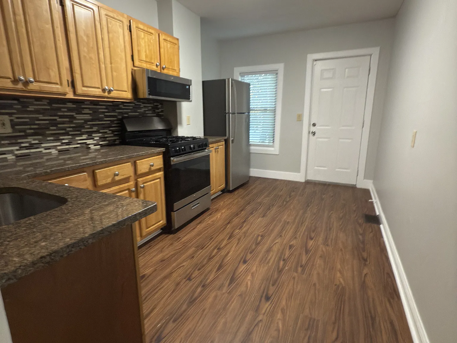 3 bed, 1050 sqft, $2,900 — Photo 2
