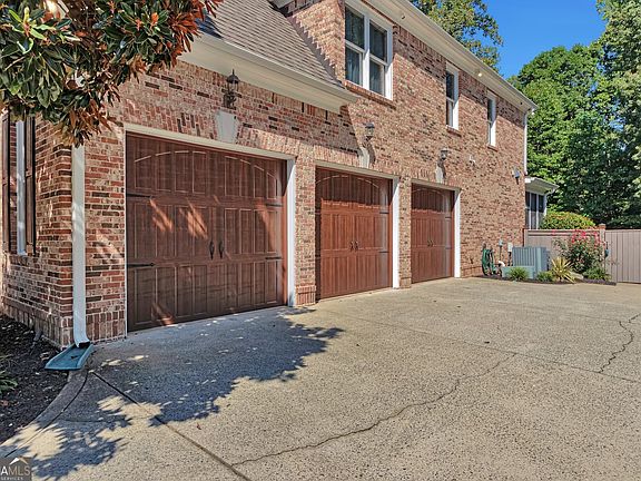 4th image of 1421 Castlebrooke Way