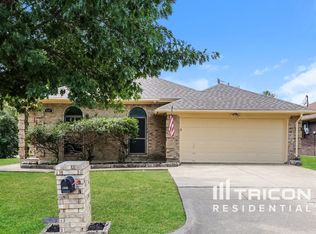 800 Crystal Creek Ln, Arlington, TX 76001