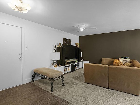 5th image of 1525 Hampton Hall Dr APT 10