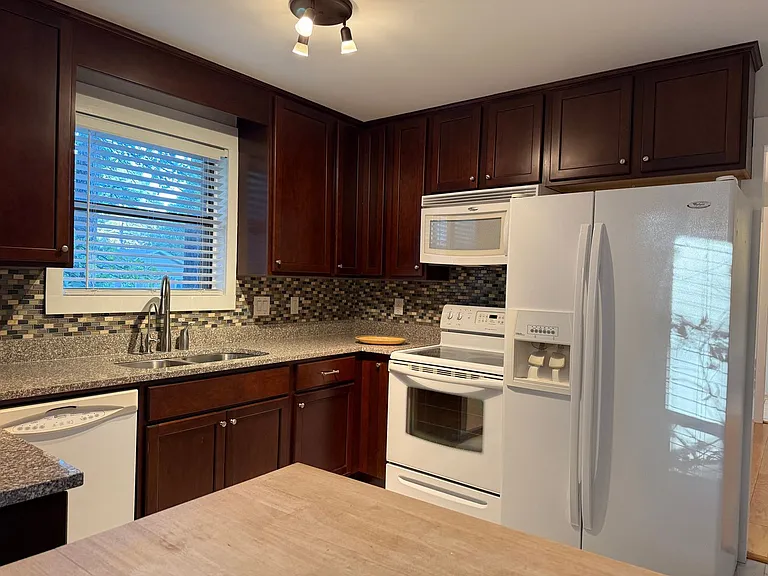 8 Shadywood Ct — Photo 8