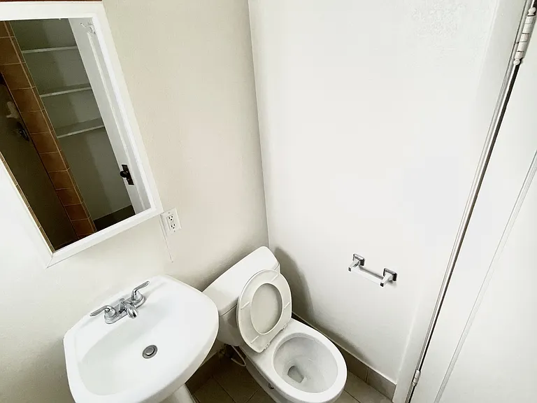 588 W Utah Ave — Photo 6
