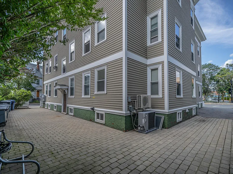 1590 Cambridge St — Photo 4