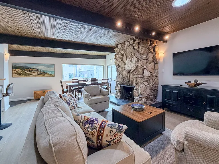 1327 Devon Ln — Photo 3