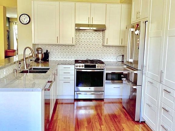 Fully upgraded kitchen with high end appliances (Bosch, Kitchenaid). Has pullout drawers and ton of storage