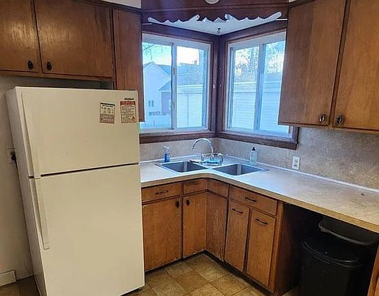 3rd image of 37 Spring St