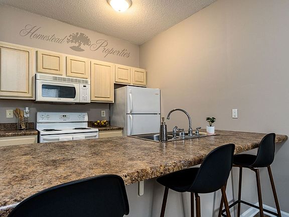 4th image of 885 W Main St #196