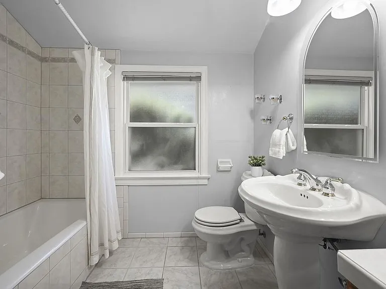 535 Bertola St — Photo 9