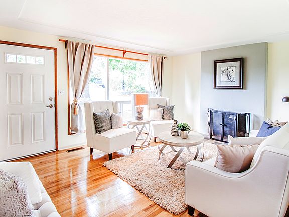 Living Room w/FP