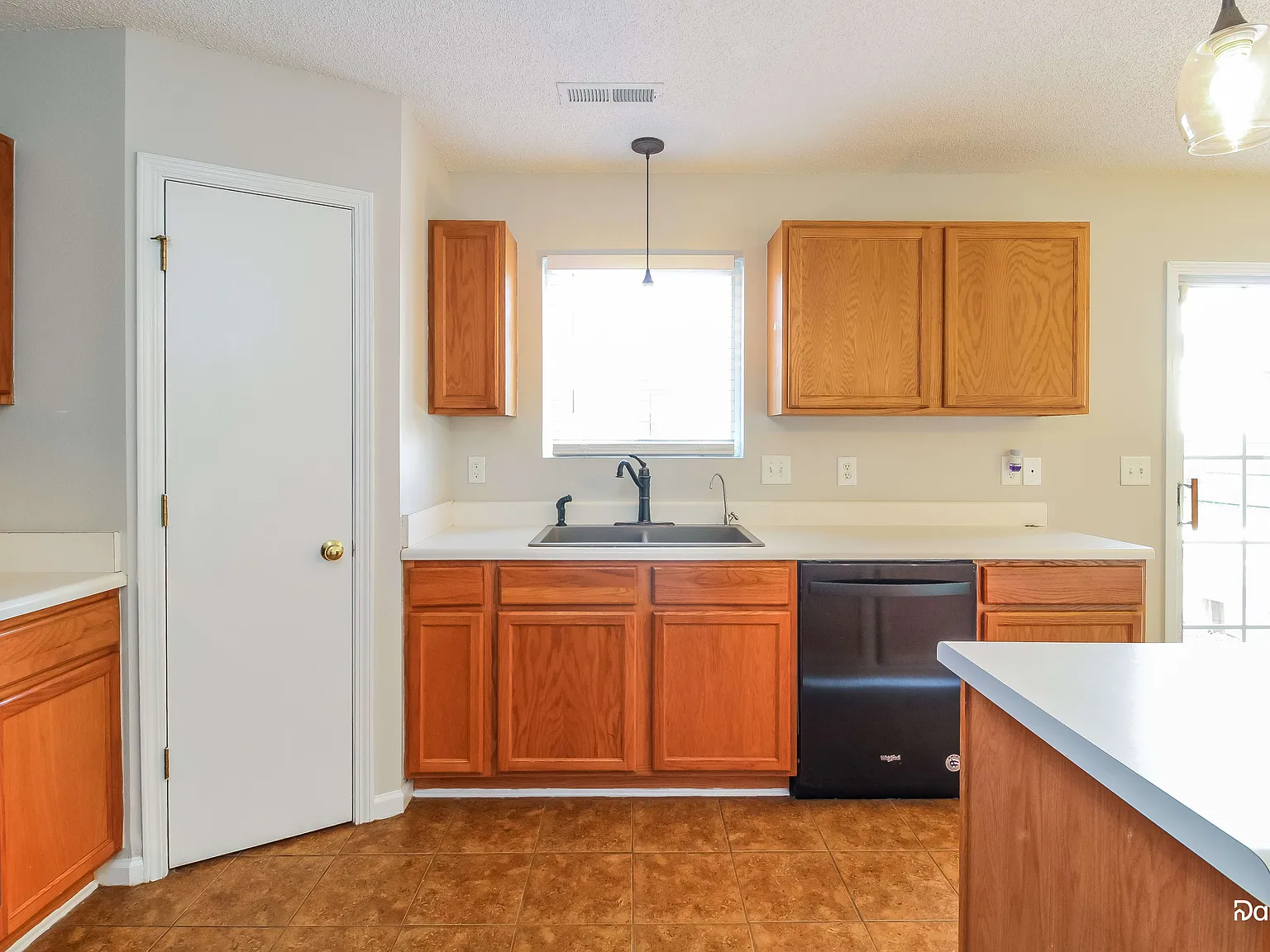 4 bed, 2.5 bath, 2407 sqft, $2,200 — Photo 3