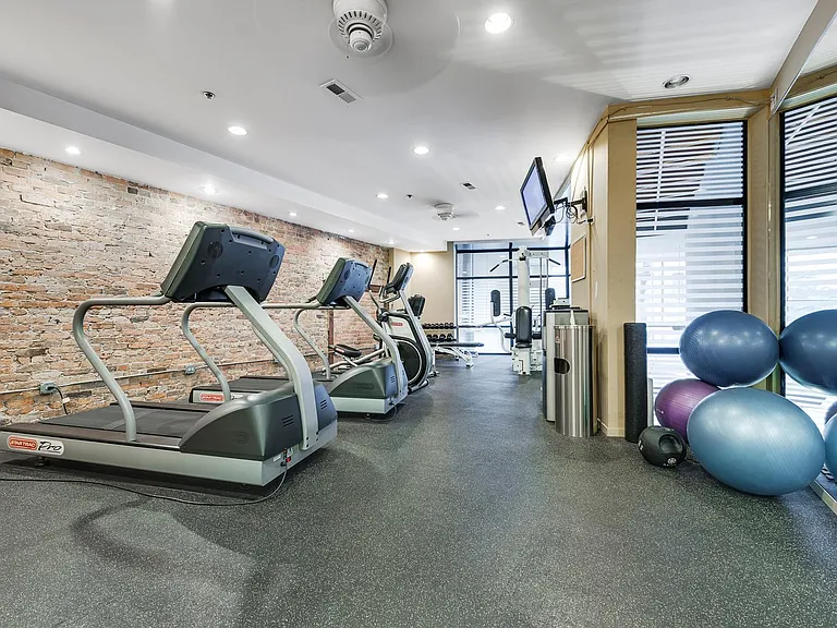 FITNESS ROOM