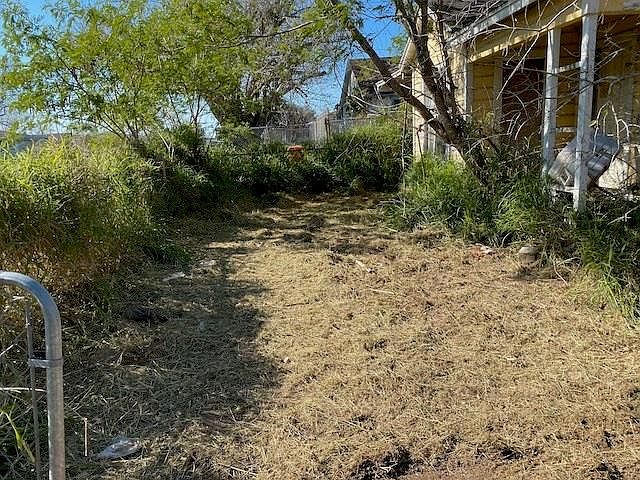 2nd image of 715 W Avenue B