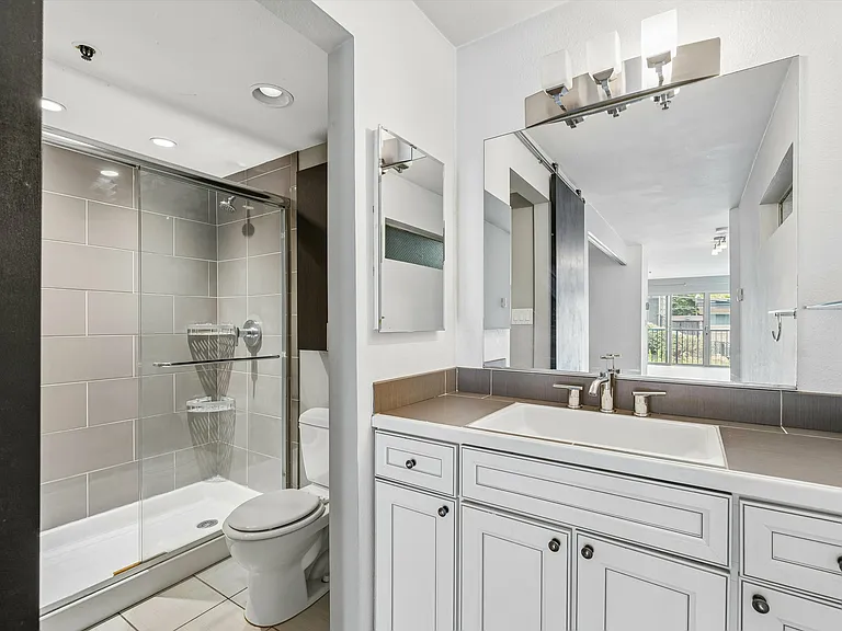 511 E Roy St #213 — Photo 11