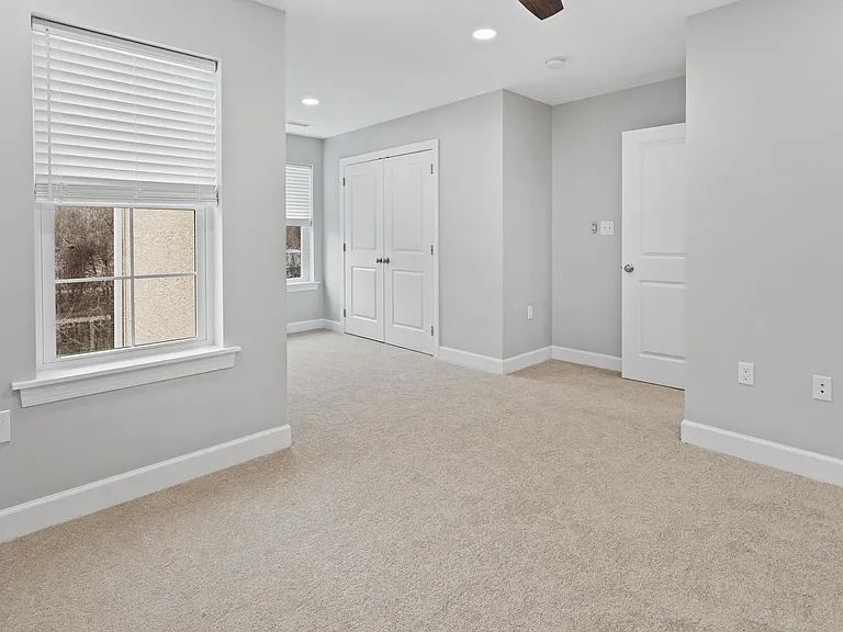 731 E Elm St — Photo 36