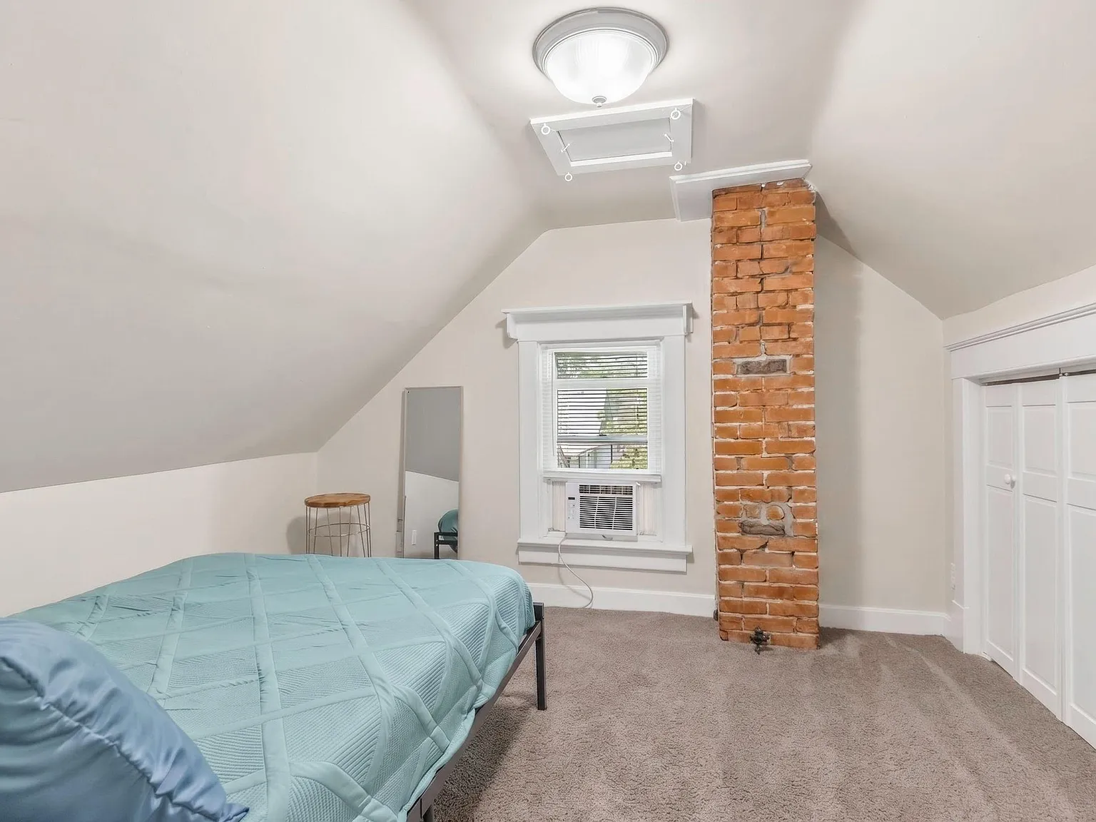 4 bed, 3.0 bath, 2093 sqft, $1,308 — Photo 3