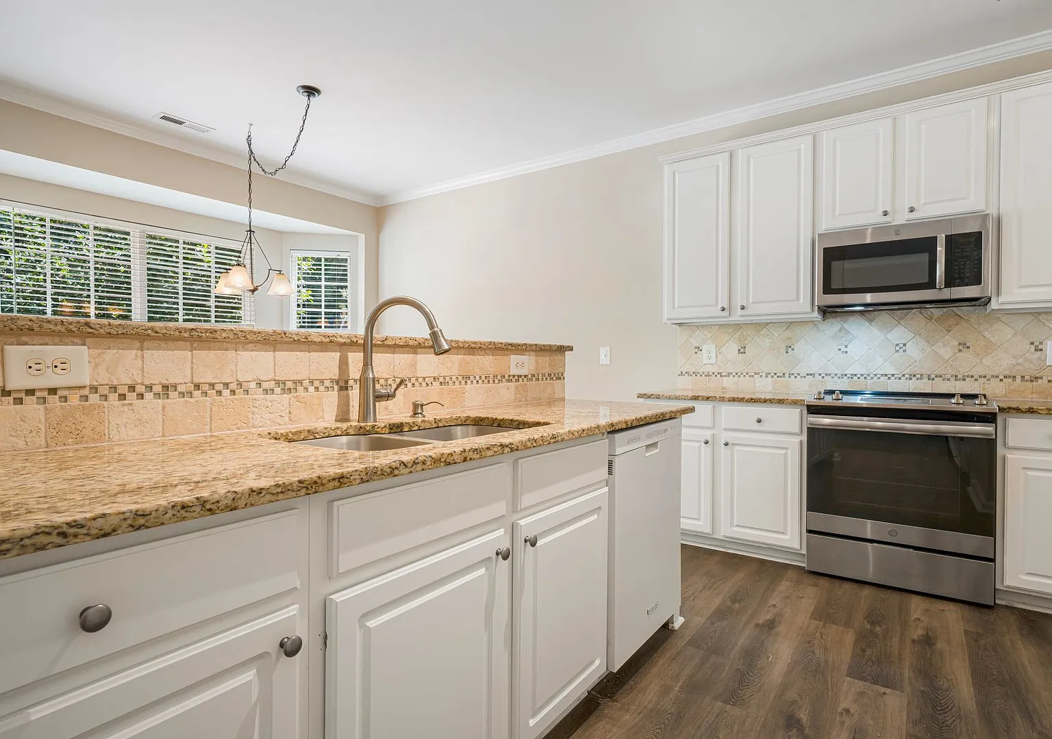 Inviting 3BR home with fenced yard, 2-car garage & great location! — Photo 4