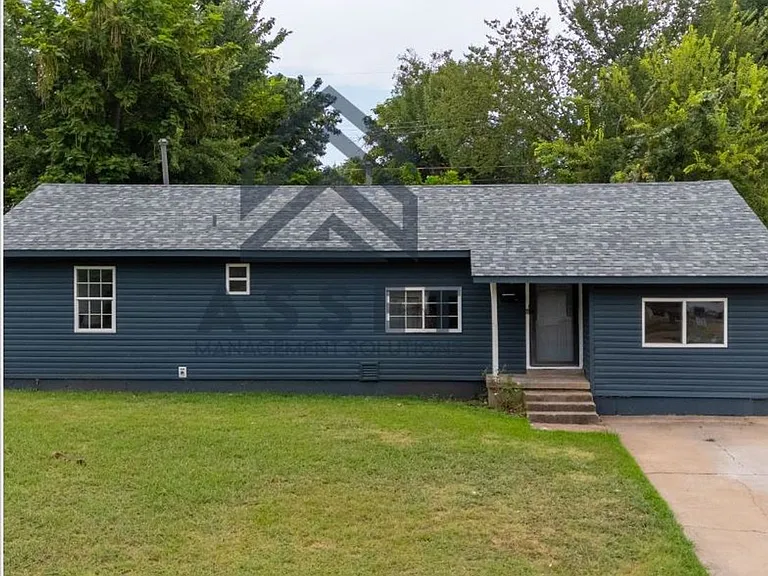 1040 Sycamore Dr — Photo 2