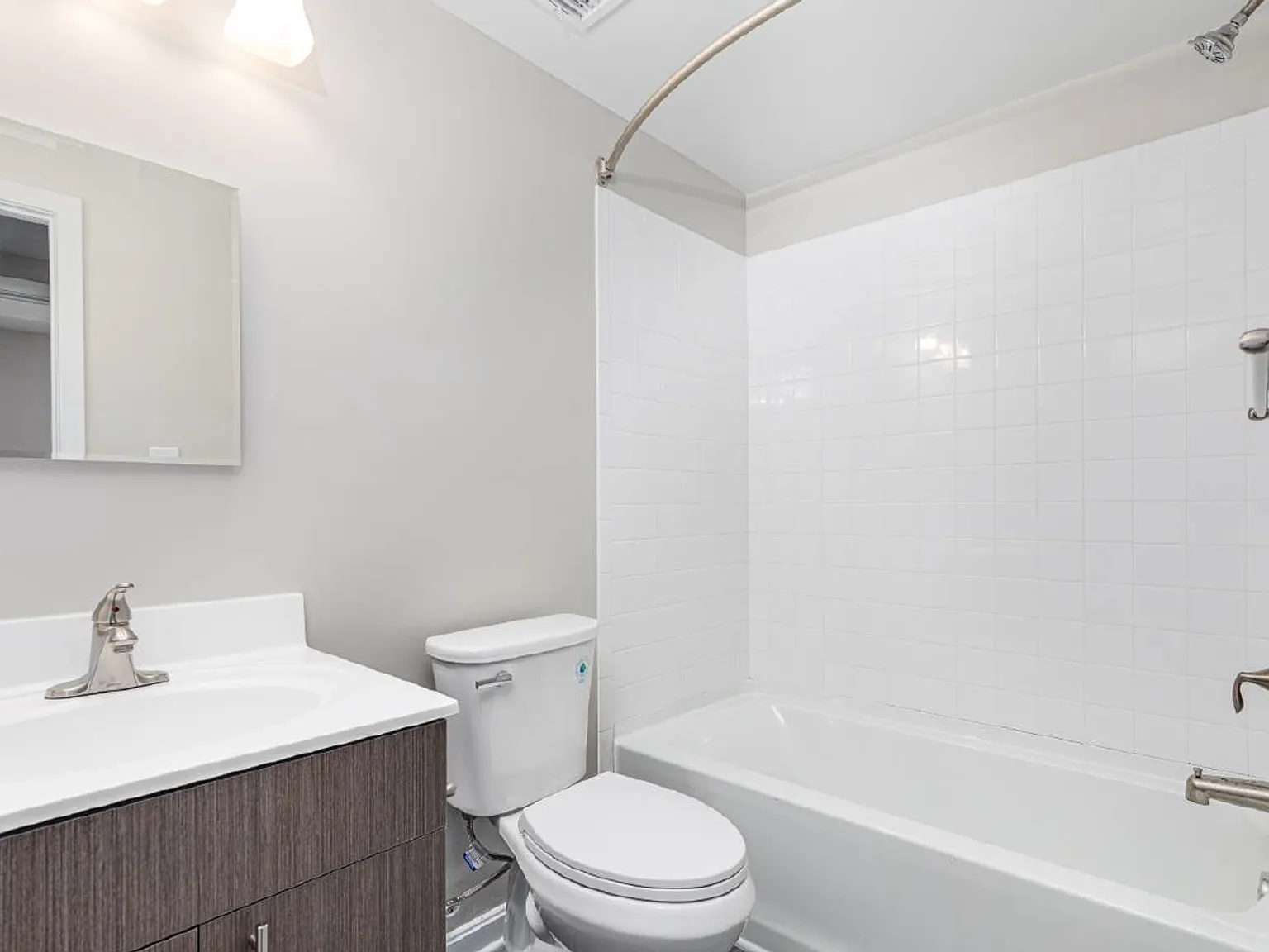 Regency Court Apartments — Photo 3