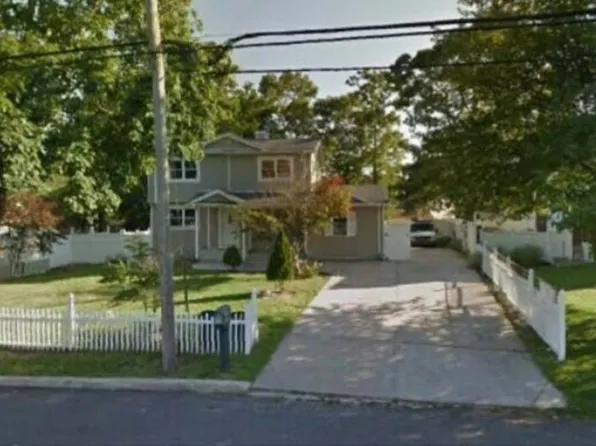 606 Old Town Rd, Port Jefferson Station, NY 11776