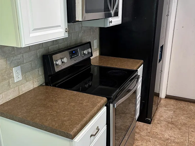1903 Aberdeen Dr — Photo 2