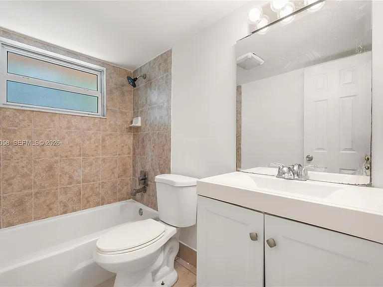 608 SW 16th Ave #A — Photo 3