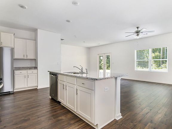 3rd image of 203 Chelsea Park Dr