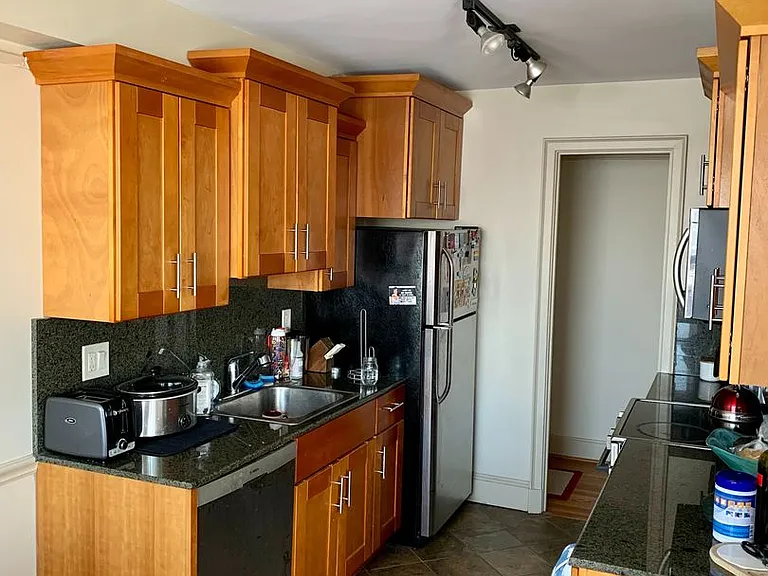 Mayflower Apartments — Photo 118