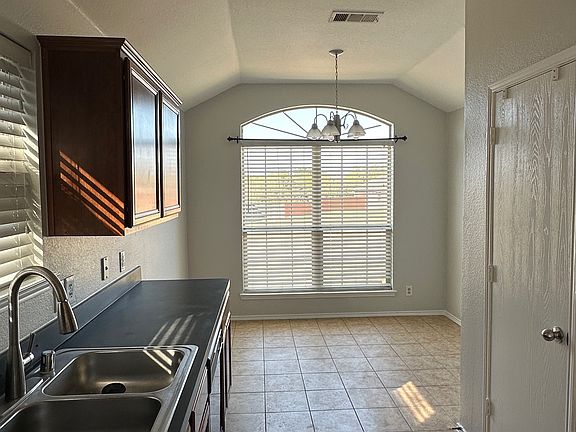 Eat-in kitchen