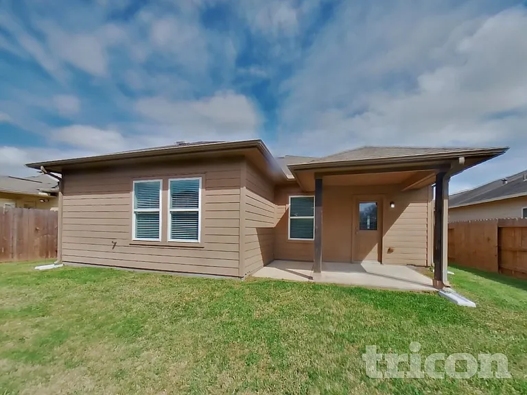 2122 Hackberry Bank Ln — Photo 15