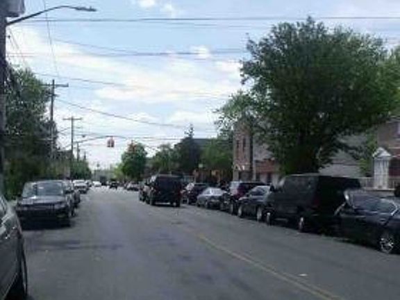 Exterior Neighborhood (street photo)