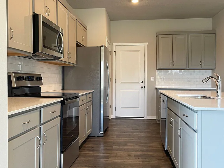 2428 SW Plaza Pkwy — Photo 2