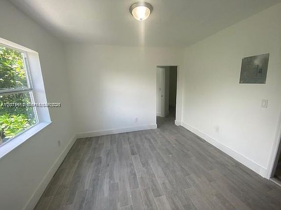 3rd image of 27 NE 60th Ter