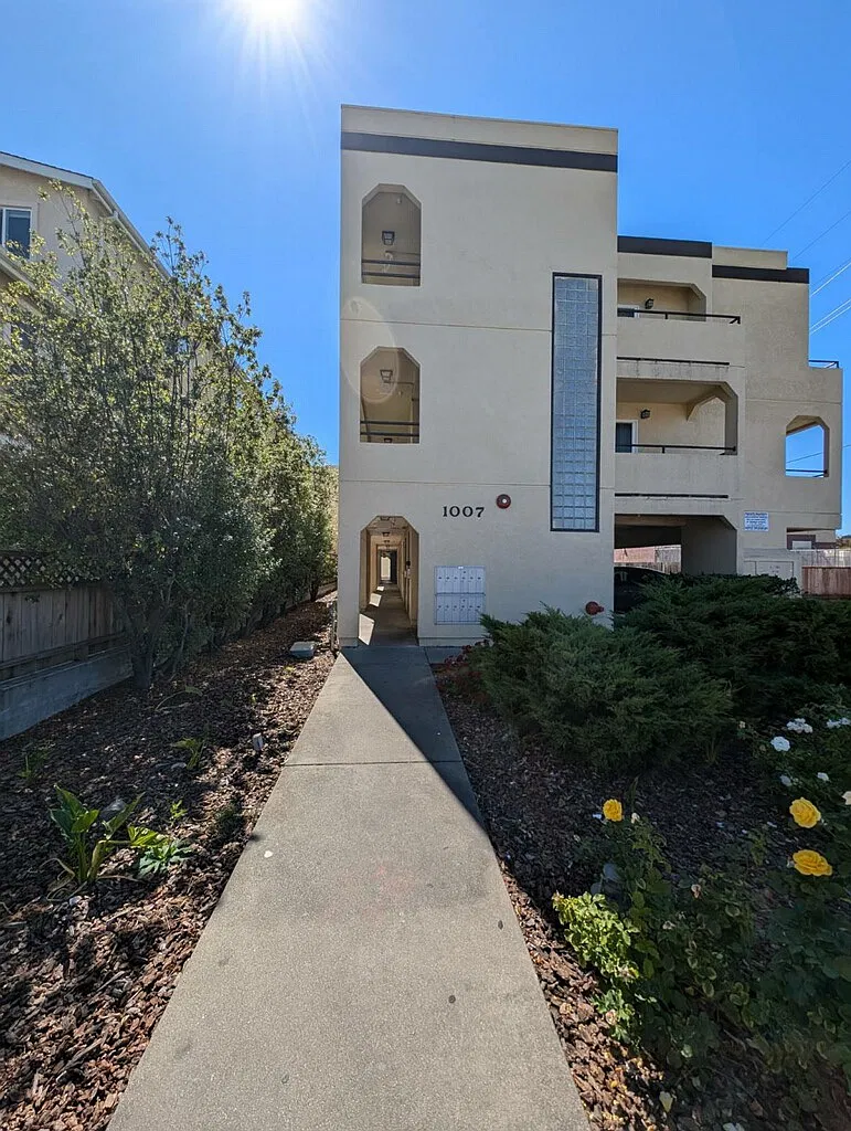 2 bed, 900 sqft, $3,475 — Photo 2