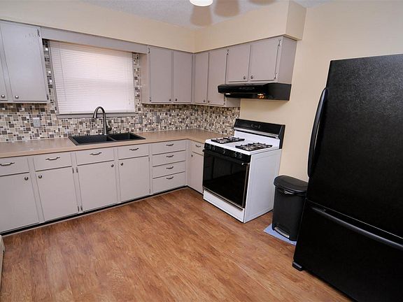 4th image of 615 N Park St