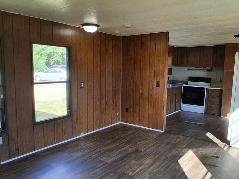 120 Joyner Ln — Photo 2
