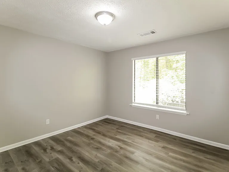 1097 Williamsburg Ln — Photo 12
