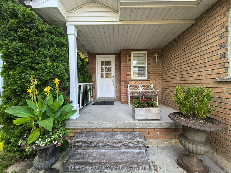 18 Nantucket Dr #MAIN 2ND FLOOR — Photo 5
