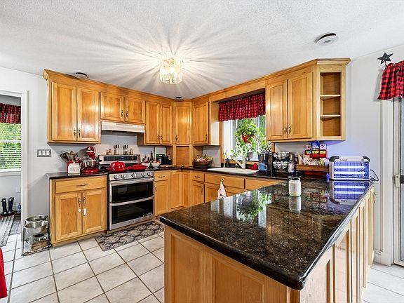 5th image of 10 Lyman Barnes Rd