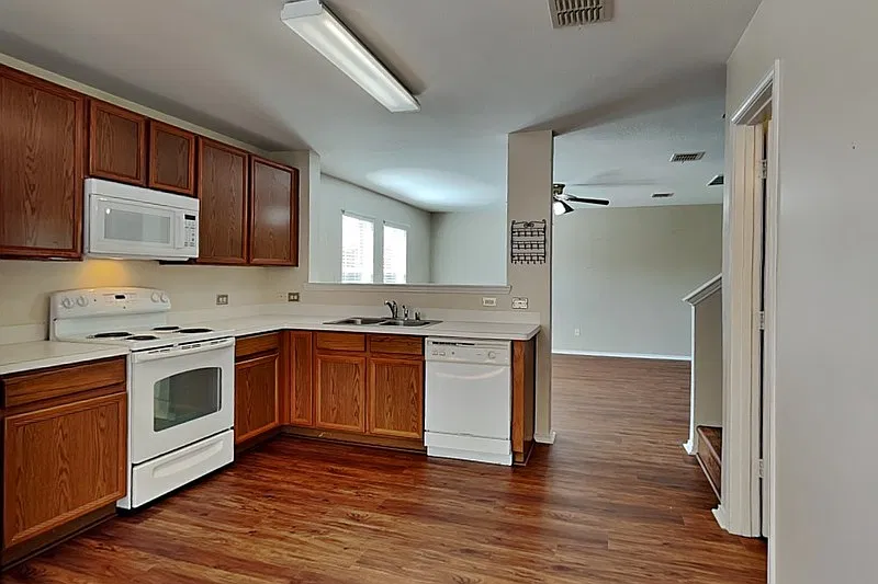 3 bed, 3.0 bath, 2233 sqft, $1,950 — Photo 4