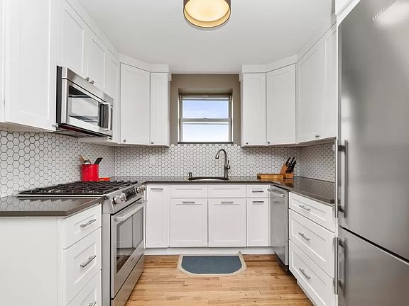 4th image of 5900 Arlington Ave APT 8V
