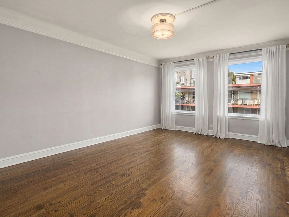 Living room - un-staged (AI)