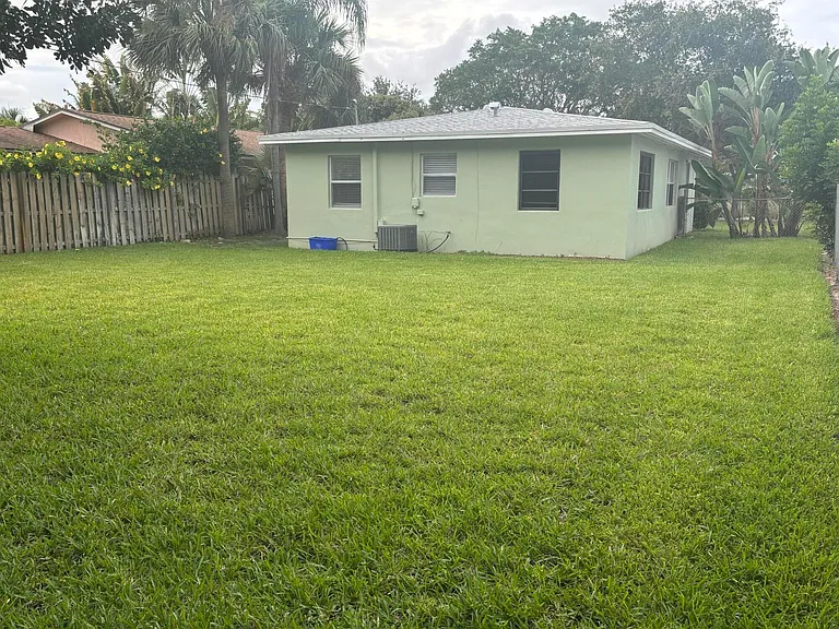 218 Seville Rd — Photo 14