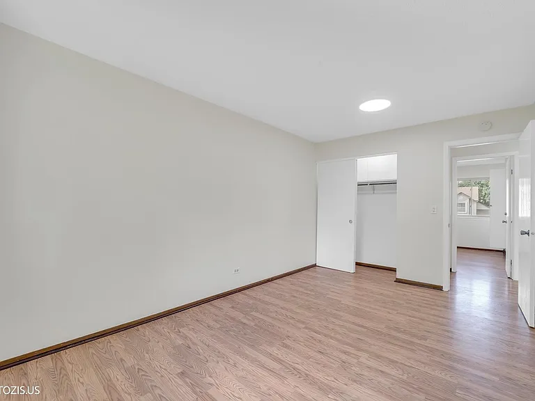 1405 Merrimac Ln N — Photo 28
