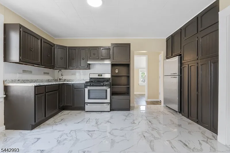 4 bed, 1.0 bath, $3,300 — Photo 2