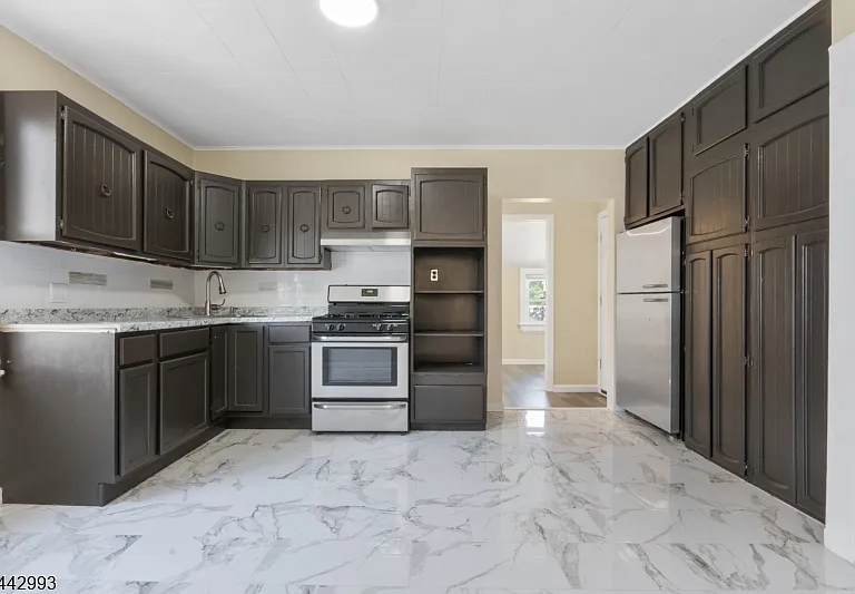 196 Broughton Ave — Photo 2