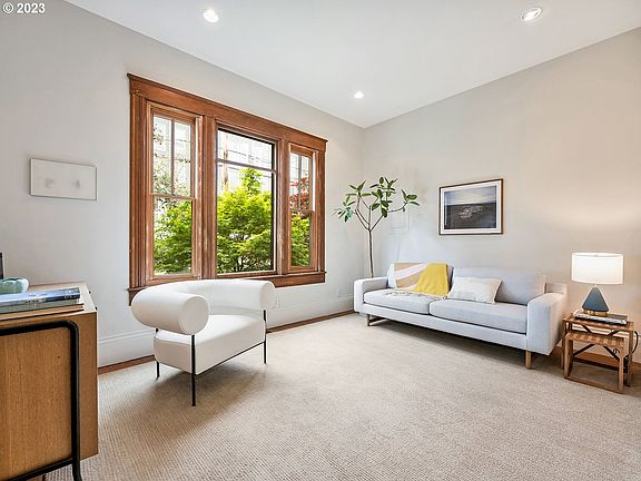 Living Room>