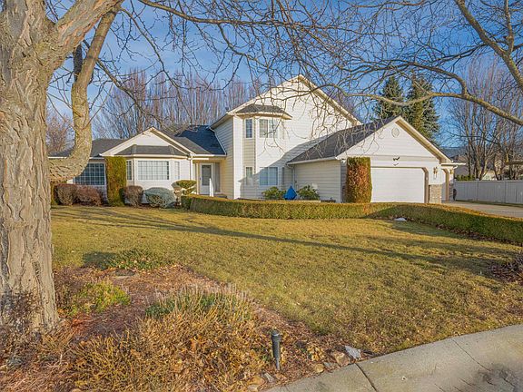 2nd image of 816 N Fairway Ct