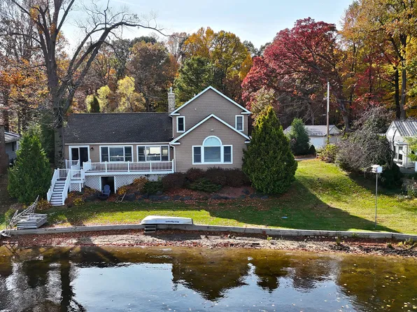 32696 Cable Pkwy, Dowagiac, MI 49047